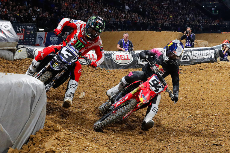 Supercross di Parigi 2022 Tomac si impone nella prima serata, ma